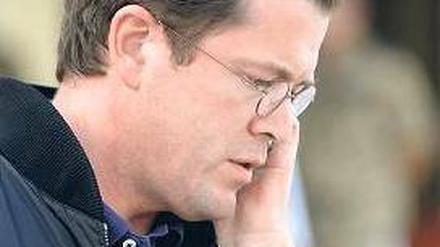 Betroffen. Bundesverteidigungsminister Karl-Theodor zu Guttenberg. Foto: ddp