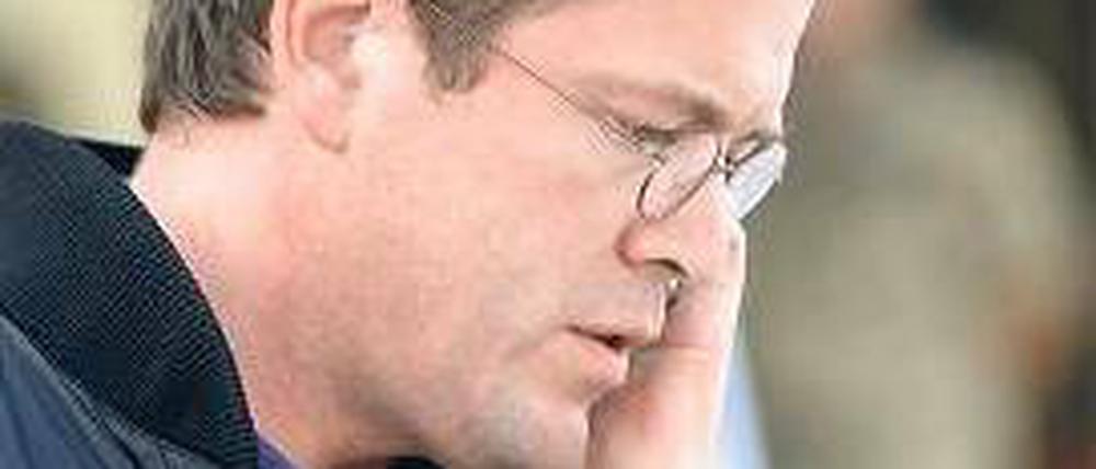Betroffen. Bundesverteidigungsminister Karl-Theodor zu Guttenberg. Foto: ddp