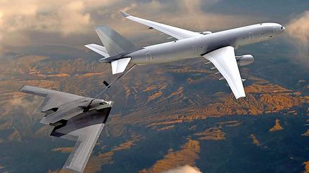 Ein Tankflugzeug vom Typ KC-30 beim Auftanken eines B2-Bombers in der Luft. Die Airbus-Mutter EADS will um den milliardenschweren Tanker-Auftrag der US-Luftwaffe nun doch wieder mitbieten.