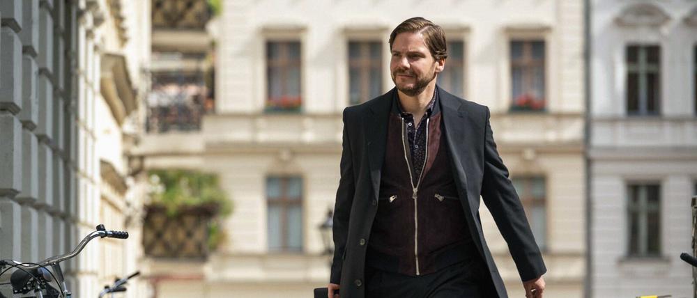 Daniel Brühl in „Nebenan“, seinem Debüt als Regisseur