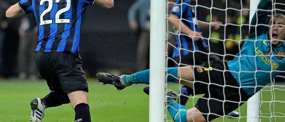 Milito trifft zum 3:1 für Inter, Barcelonas Torwart Valdes streckt sich vergeblich.
