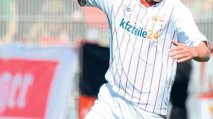 Das Stadion darf staunen. Unions Torsten Mattuschka hat soeben mit einem herrlichen Freistoß das 1:0 erzielt. Foto: dpa