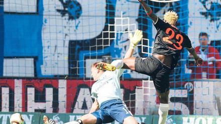Eingenetzt. Der Mainzer Bancé überwindet Hamburgs Torwart Frank Rost.