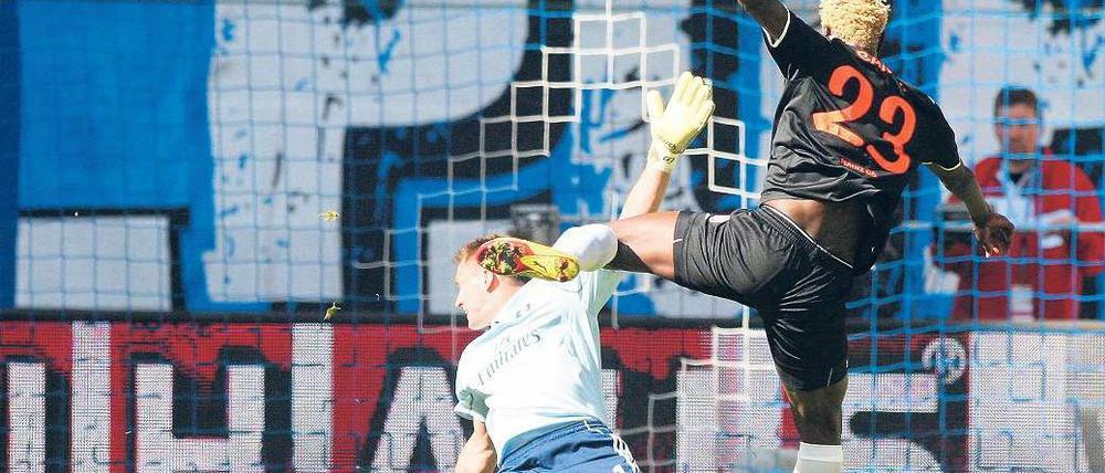Eingenetzt. Der Mainzer Bancé überwindet Hamburgs Torwart Frank Rost.