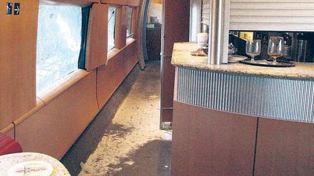 Trümmer. Oben der zerstörte Waggon, unten die verlorene Zugtür. Fotos: ddp/dpa