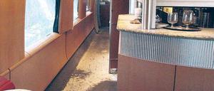 Trümmer. Oben der zerstörte Waggon, unten die verlorene Zugtür. Fotos: ddp/dpa