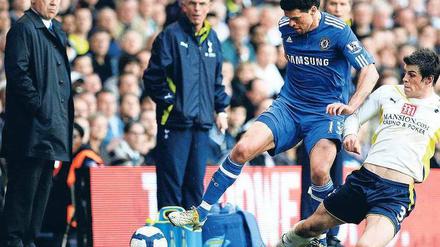 Wie lange noch in Blau? Bei Chelsea spielt Ballack, hier gegen Tottenhams Gareth Bale, im Moment um einen neuen Vertrag. Trainer Carlo Ancelotti (links) schaut aufmerksam zu. 