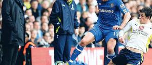 Wie lange noch in Blau? Bei Chelsea spielt Ballack, hier gegen Tottenhams Gareth Bale, im Moment um einen neuen Vertrag. Trainer Carlo Ancelotti (links) schaut aufmerksam zu.