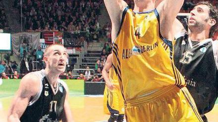Ab durch die Mitte. Albas Adam Chubb setzt gegen Bilbaos Defensive durch. Der Center war mit 27 Punkten bester Werfer des Spiels. 