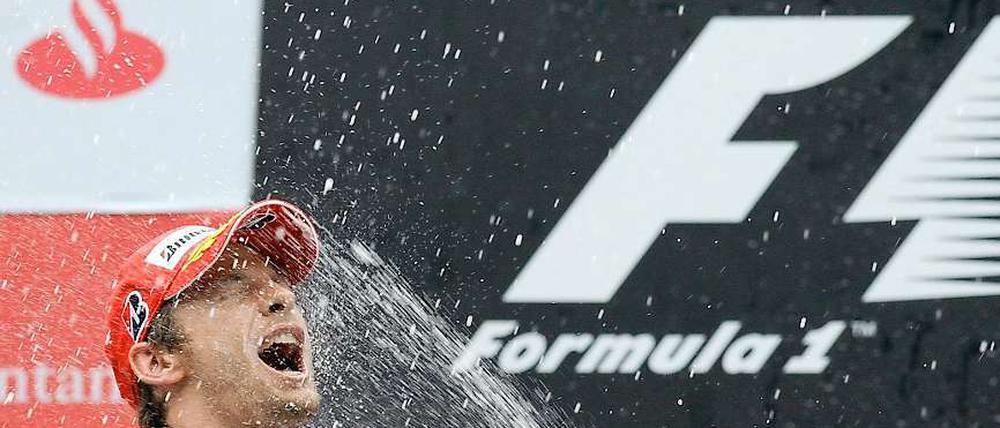 Champagnerdusche: Jenson Button war beim Formel-1-Rennen in China nicht zu schlagen.