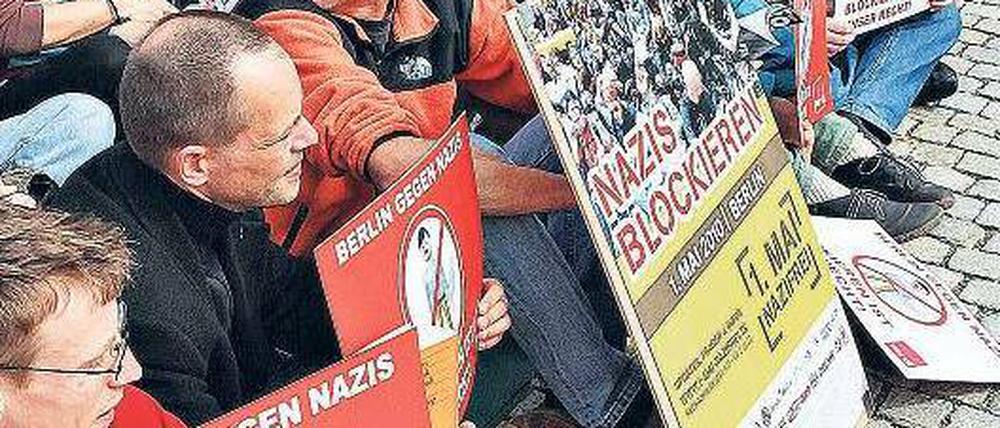 Spielfigur mit Hitler-Bärtchen. Das Bündnis „1. Mai – Nazifrei“ übte am Bebelplatz das Besetzen von Wegen und zeigte dabei auch gleich die neuen Plakate. 