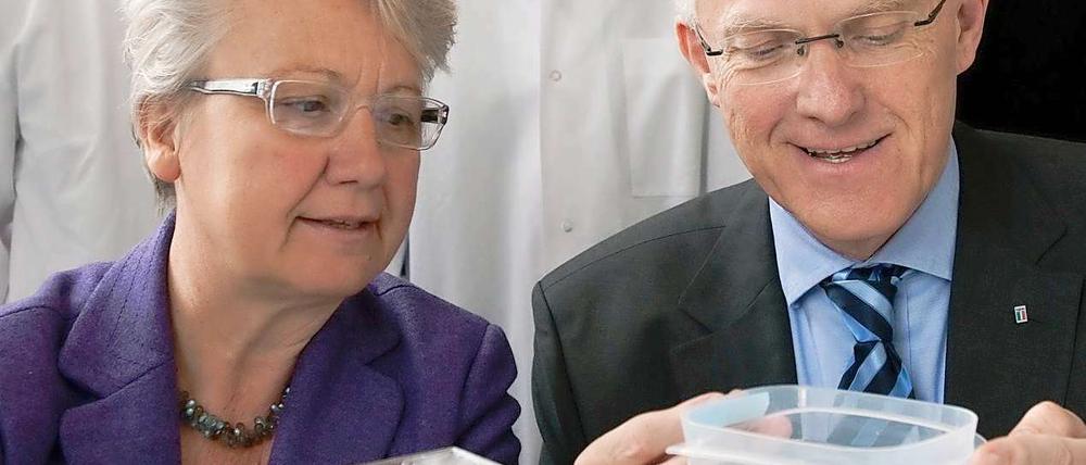 Jürgen Rüttgers erhält Unterstützung aus dem Bund, wie hier von Bundesbildungsministerin Annette Schavan.