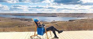 Das Wasser steigt. Insgesamt 30 neue Seen, viele mit Kanälen verbunden, entstehen derzeit im alten Bergbaurevier der Lausitz. Jenseits der Kohle liegt künftig der Strand. Foto: Urban/ddp