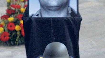 Einer von 43. Der Oberstabsarzt Thomas Broer wurde am 15. April in der Provinz Baghlan getötet. Bei der Trauerfeier in Ingolstadt kondoliert der Verteidigungsminister. Foto: dpa