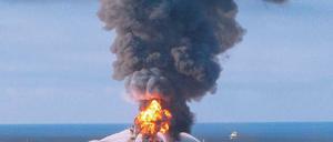 Lichterloh in Flammen. Löschboote versuchten vergeblich, die Bohrinsel zu retten.