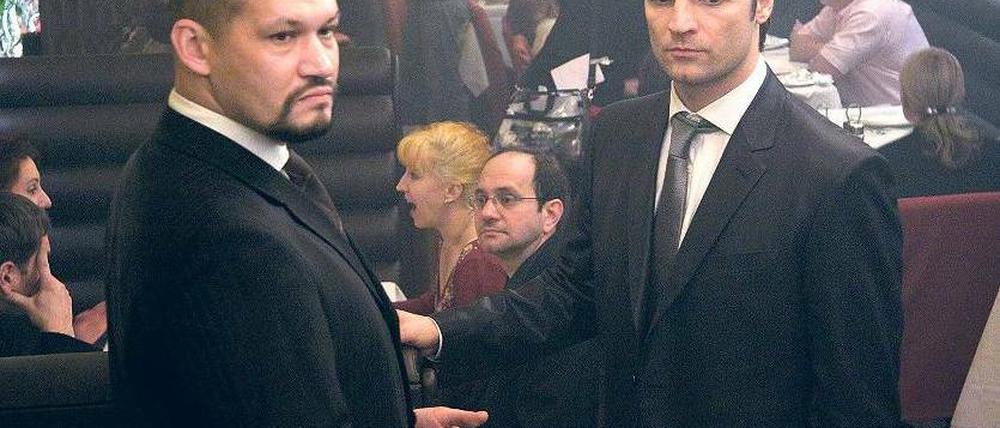 Die Höhle des Bösen. Die Mafiabosse Sokolov (Georgii Povolotskyi, li.) und Mischa (Misel Maticevic) im Restaurant „Odessa“.