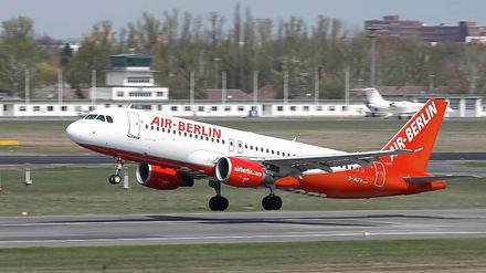 Eine Maschine der Fluggesellschaft Air Berlin startet in Tegel.