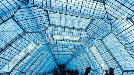 Spiegelkabinett. Der Lichthof des Gropius-Baus ist in einen gigantischen Kristall verwandelt.