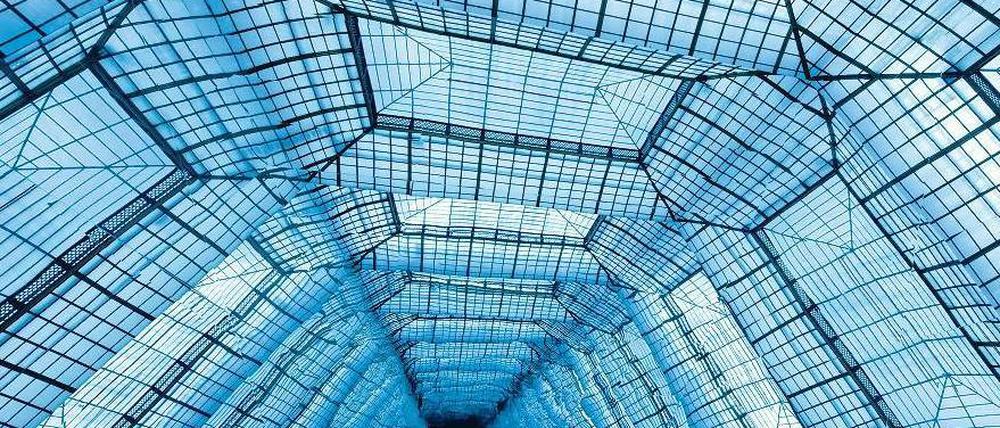 Spiegelkabinett. Der Lichthof des Gropius-Baus ist in einen gigantischen Kristall verwandelt.