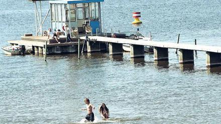 Die Mutigen zuerst. Im Strandbad Wannsee können Badegäste schon seit zehn Tagen die sonnigen Stunden genießen – die wenigsten wagen sich allerdings schon ins Wasser. Am Wochenende eröffnen zwölf weitere Berliner Bäder, vor allem die Strandbäder haben den Winter weitgehend unbeschadet überstanden.
