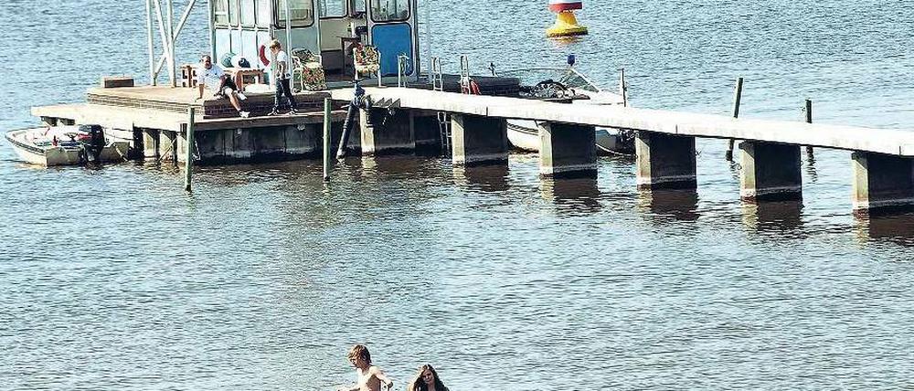 Die Mutigen zuerst. Im Strandbad Wannsee können Badegäste schon seit zehn Tagen die sonnigen Stunden genießen – die wenigsten wagen sich allerdings schon ins Wasser. Am Wochenende eröffnen zwölf weitere Berliner Bäder, vor allem die Strandbäder haben den Winter weitgehend unbeschadet überstanden.
