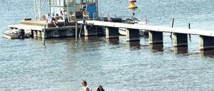 Die Mutigen zuerst. Im Strandbad Wannsee können Badegäste schon seit zehn Tagen die sonnigen Stunden genießen – die wenigsten wagen sich allerdings schon ins Wasser. Am Wochenende eröffnen zwölf weitere Berliner Bäder, vor allem die Strandbäder haben den Winter weitgehend unbeschadet überstanden.