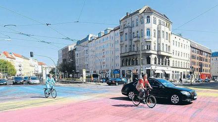 Vergänglich. Am Wochenende wurden mehrere Eimer Farbe auf den Rosenthaler Platz gekippt. Autos und Radler verteilten die wasserlösliche Farbe mit ihren Reifen. Foto: ddp