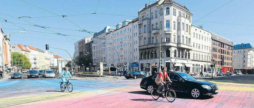 Vergänglich. Am Wochenende wurden mehrere Eimer Farbe auf den Rosenthaler Platz gekippt. Autos und Radler verteilten die wasserlösliche Farbe mit ihren Reifen. Foto: ddp