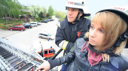 Erste Schritte auf der Karriereleiter. „Feuerwehrfrau – wie geht das?“, heißt es bei der Berliner Feuerwehr, die erneut 25 Schülerinnen in die Wache Marzahn einlädt.