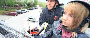 Erste Schritte auf der Karriereleiter. „Feuerwehrfrau – wie geht das?“, heißt es bei der Berliner Feuerwehr, die erneut 25 Schülerinnen in die Wache Marzahn einlädt.