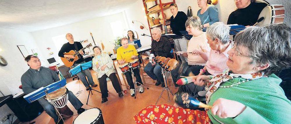 Musikalische Runde. Das Therapieangebot der Stadtmission in Rahnsdorf ist beeindruckend. Beispielsweise musizieren und singen Betreuer immer dienstags mit behinderten Bewohnern. Foto: Steinert