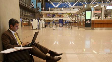 Ein Flughafen ohne Flugbetrieb: Wie soll man von hier nach Hause kommen? In den vergangenen Tagen versuchten es viele Gestrandete über soziale Netzwerke wie Twitter - mit Erfolg.