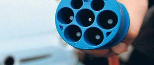 Das passt. Für Montag hat die Kanzlerin zum Elektroauto-Gipfel geladen. Andere Länder fördern die Branche stark.