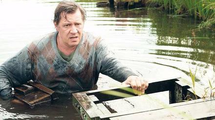 Ein Mann, ein Teich. Kormorane setzen Fischmeister Frank (Jan Fedder) zu. Foto: NDR