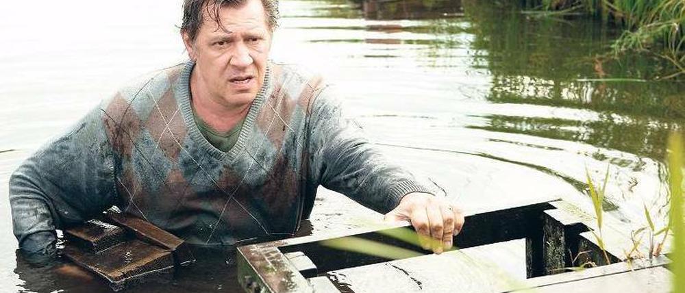 Ein Mann, ein Teich. Kormorane setzen Fischmeister Frank (Jan Fedder) zu. Foto: NDR