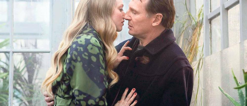 Halb schob sie ihn, halb sank er hin. Chloe (Amanda Seyfried) und Catherines Gatte David (Liam Neeson). Foto: Kinowelt