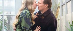 Halb schob sie ihn, halb sank er hin. Chloe (Amanda Seyfried) und Catherines Gatte David (Liam Neeson). Foto: Kinowelt