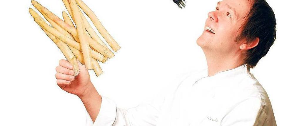 Kunststück! Zander und Spargel, das schmeckt so leicht wie der Frühling. Marco Müller, Küchenchef des Restaurants Weinbar Rutz in Mitte, reicht den eben aus der Müritz gezogenen Raubfisch kross gebraten zum Süppchen aus frisch geerntetem Beelitzer Spargel und einigen Überraschungsaromen. Wie’s zubereitet wird, lernt man in seinem Kochseminar.
