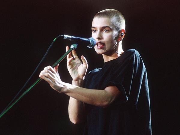 Sinead O’Connor bei einem Konzert in Berlin im Jahr 1990.