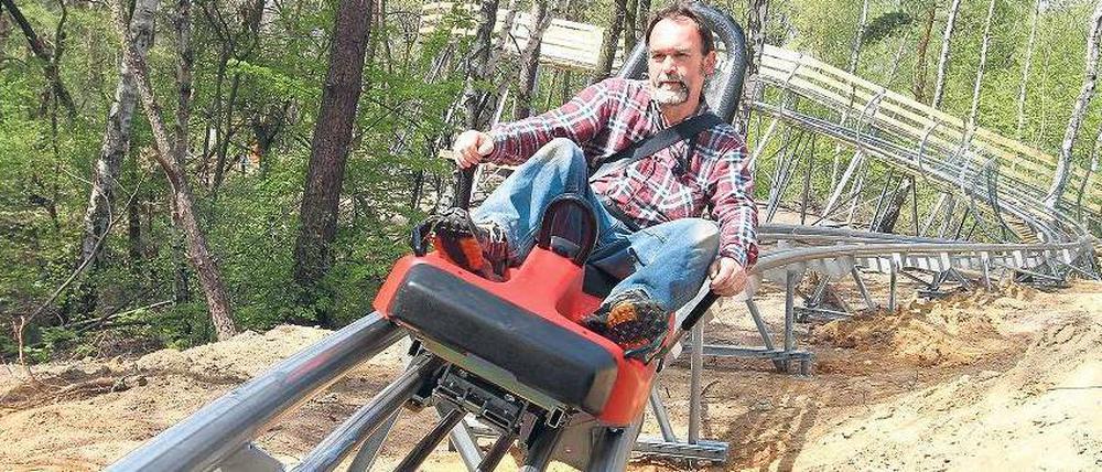 Schienenverkehr. Fred Walter, Geschäftsführer der Scharmützel-Bob-GmbH, bei einer Testfahrt auf der Petersdorfer Rodelbahn. Foto: Urban/ddp