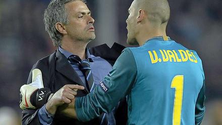 Gestörte Freude. Barcelonas Torhüter Victor Valdez stört sich am provokanten Auftreten von Inters Trainer José Mourinho.