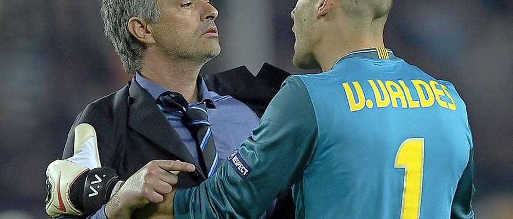 Gestörte Freude. Barcelonas Torhüter Victor Valdez stört sich am provokanten Auftreten von Inters Trainer José Mourinho.