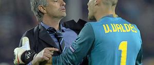 Gestörte Freude. Barcelonas Torhüter Victor Valdez stört sich am provokanten Auftreten von Inters Trainer José Mourinho.