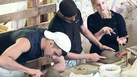 Formbar. Über die Kunst ergeben sich Gespräche über Krankheit und Krise. Im Bild Häftlinge und ihre Kunsttherapeutin in der JVA Bremen-Oslebshausen. 
