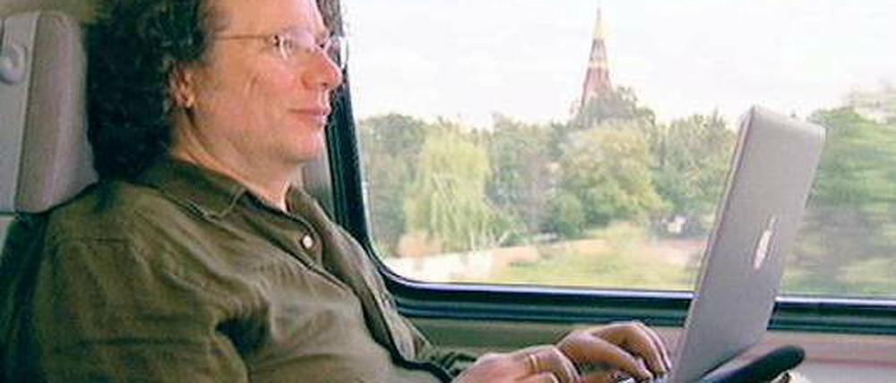 Schreiben, überall. Ingo Schulze textet, wo andere nur Bahn fahren. Foto: Arte