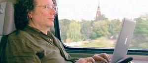 Schreiben, überall. Ingo Schulze textet, wo andere nur Bahn fahren. Foto: Arte