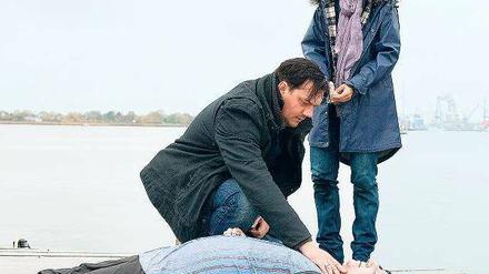 Raubein und Quotenfrau. Die Kommissare Alexander Bukow (Charly Hübner) und Katrin König (Anneke Kim Sarnau) tun sich bei der Ermittlung schwer. Foto: NDR