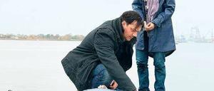 Raubein und Quotenfrau. Die Kommissare Alexander Bukow (Charly Hübner) und Katrin König (Anneke Kim Sarnau) tun sich bei der Ermittlung schwer. Foto: NDR