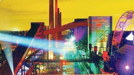 Mythos Ruhrgebiet. Essen wird dieses Jahr als europäische Kulturhauptstadt gefeiert. Als einer der Veranstaltungsorte dient die – hier bunt beleuchtete – Zeche Zollverein. Bis 1986 wurde dort noch Kohle abgebaut.