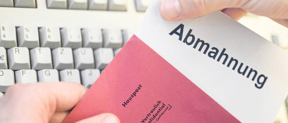 Erst die Abmahnung, dann die Kündigung. Wer sich gegen den Rausschmiss wehren will, darf nicht zu viel Zeit verstreichen lassen. Innerhalb von 21 Tagen nach Erhalt des Kündigungsschreibens muss man klagen, sonst wird die Kündigung wirksam. Foto: dpa/pa